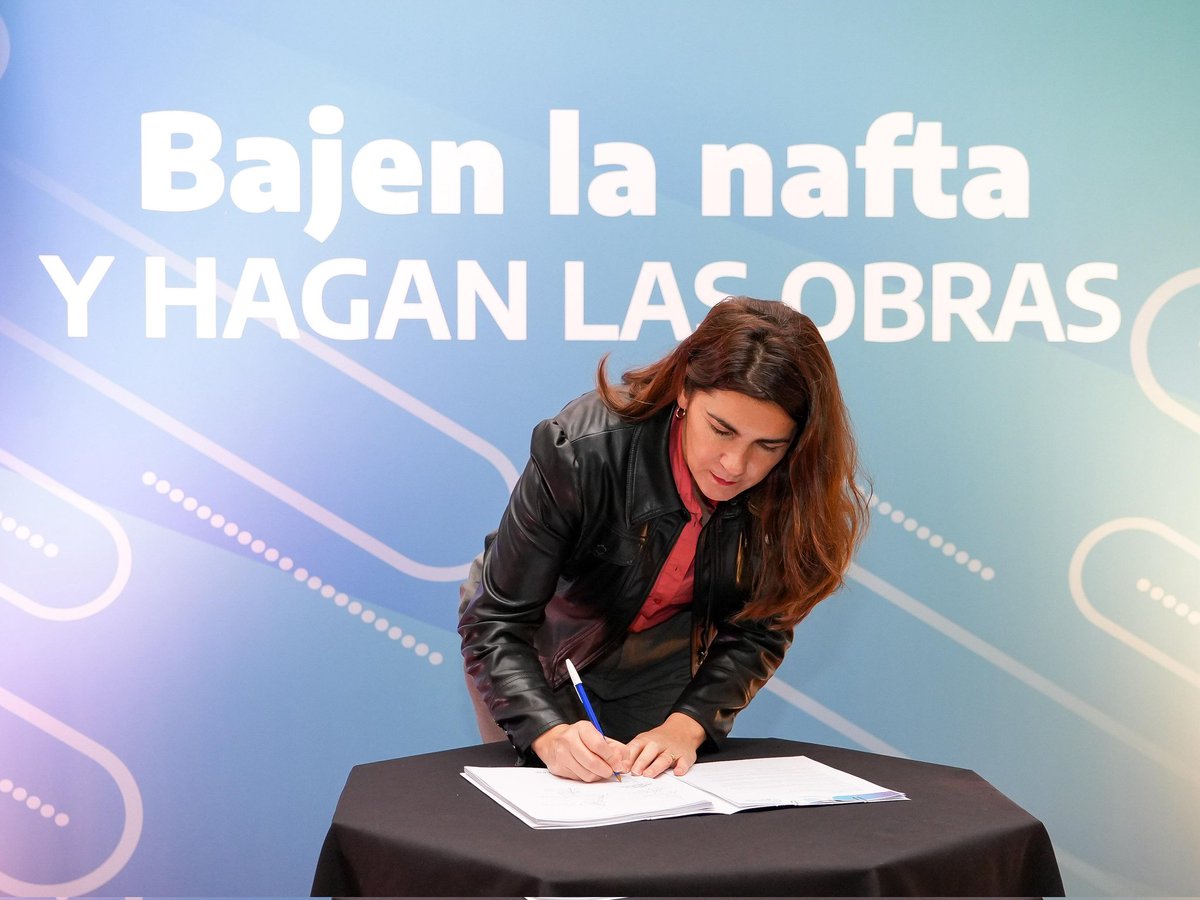 marielfmoreno1's tweet photo. Junto a intendentas e intendentes de todo el país, nucleados en la Federación Argentina de Municipios y al ministro de Infraestructura y Servicios Públicos de la provincia de Buenos Aires, Gabriel Katopodis, presentamos un documento en el Ministerio de Economía de la Nación para reclamarle a Caputo lo que es de todas y todos. 

El gobierno nacional aumenta la recaudación pero para el pueblo solo hay miseria. Subieron el impuesto al combustible pero no logran bajar el precio de la nafta y el gas oil, y tampoco financian las obras que les corresponden.

Los municipios no recibimos absolutamente nada de Nación desde el primer día que asumió Milei y nos tenemos que hacer cargo cada vez de más necesidades de nuestra población. 

Gobiernan solamente para el 1% de la población más rica del país. Todo el resto tenemos que estar juntos y luchar para volver a tener un gobierno nacional popular.