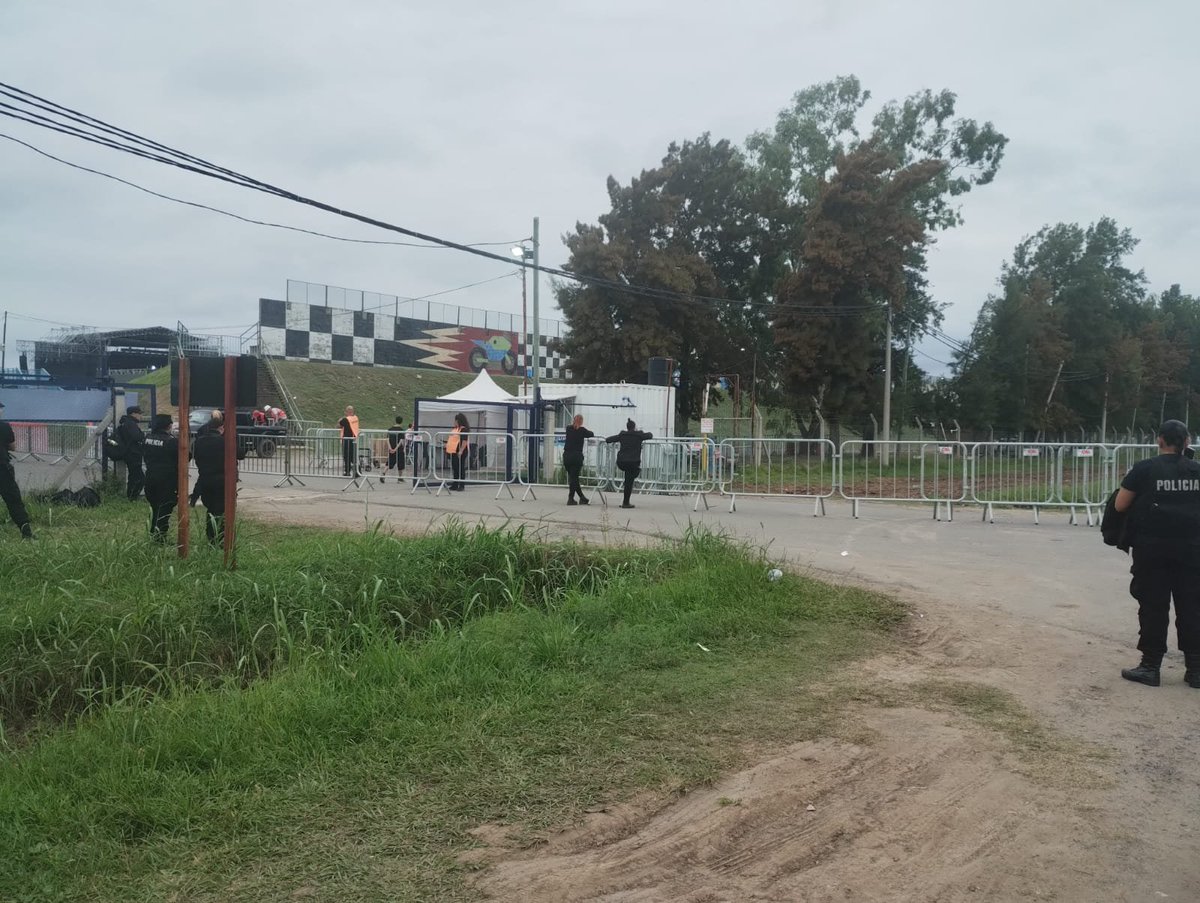 radio2rosario's tweet image. #AHORA I🚗En #LaPrimeraDeLaTarde el #Móvil de @everarnoldo desde las inmediaciones del Autódromo de Rosario 
➡️🎶Ricky Martin se presenta esta noche desde las 21, las puertas abrirán a las 19. 
⚠️Cortes y desvíos en la zona.