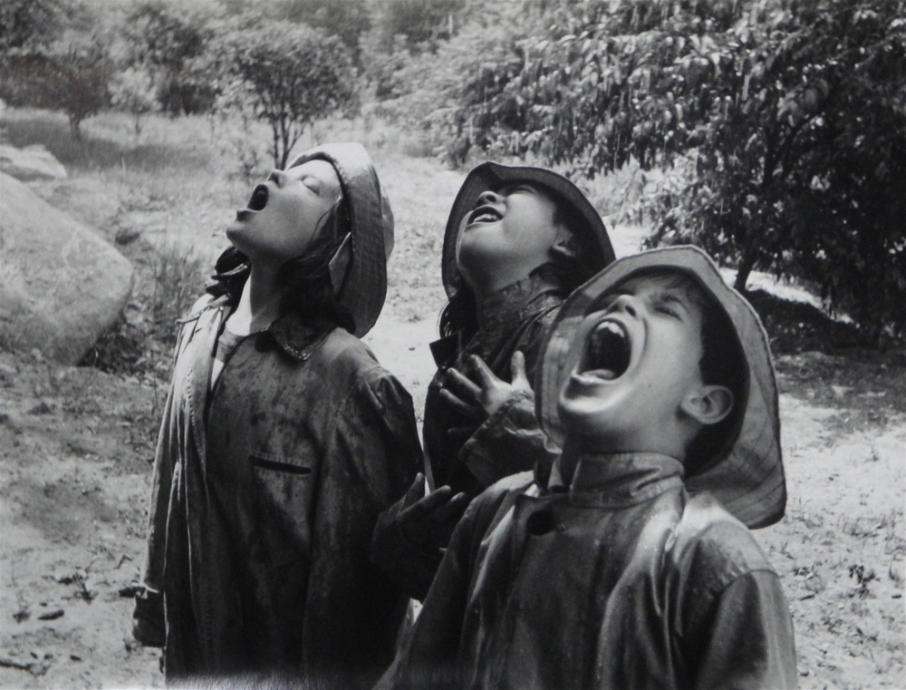 Chlodnyodcien's tweet image. Barbara Morgan 
Children singing in the rain, 1950
#childhood