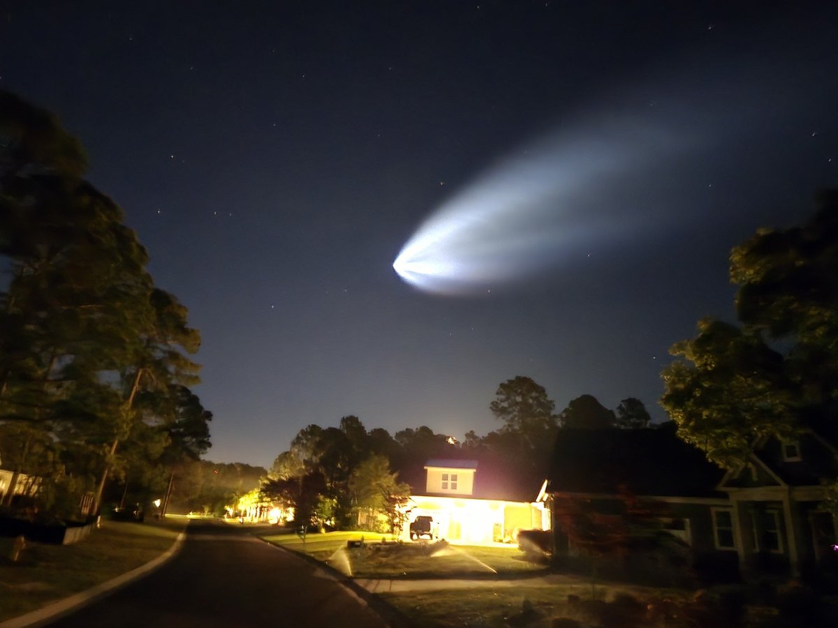 LeeHaywoodWX's tweet photo. The #SpaceX Falcon 9 launch was bright and visible in the pre-dawn this morning. Here it is seen in #Bolivia NC from Paul Knapik!
#WWAY #NCwx https://t.co/SHlsSo0PFq