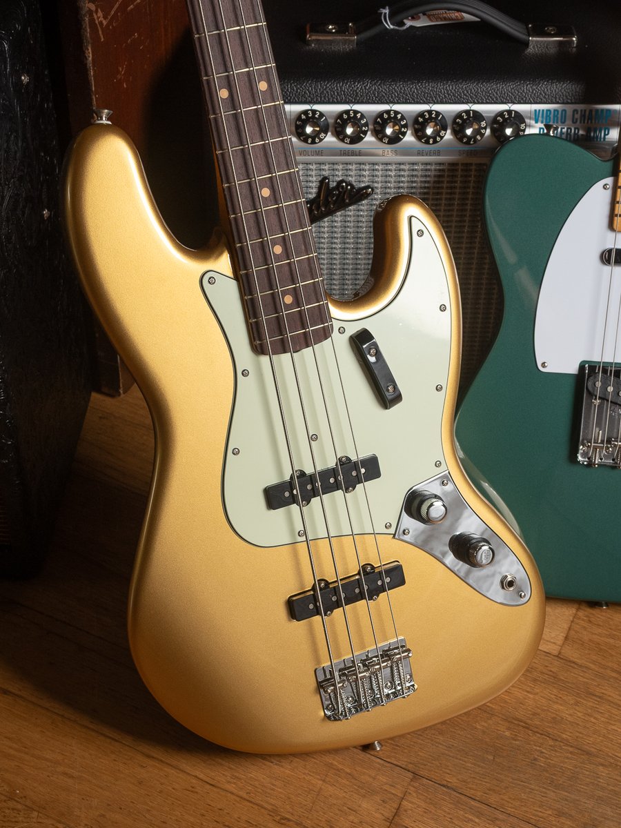 ChicagoMusicEx's tweet image. bit.ly/48OIvMf | Which era are you chasing? The new Vintera III Series from Fender doesn’t just recreate vintage tone—it dials in the exact moment it came from. From late ‘50s snap to ‘70s punch, every detail hits different. Shop @Fender Vintera III now at CME! #Fender