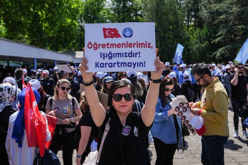 _ecehatun_41's tweet image. #SONDAKİKA | Öğretmenler yarın Türkiye geneli iş bırakma eylemi gerçekleştirecek.

Ögretmenler haklı ülke yol Geçen hanı olmuş.. 

Pala ile okul basmak nedir yahu ne oluyor bu gencliğe.. 

millî eğitim bakanlığı #siverek 16 yaralı #