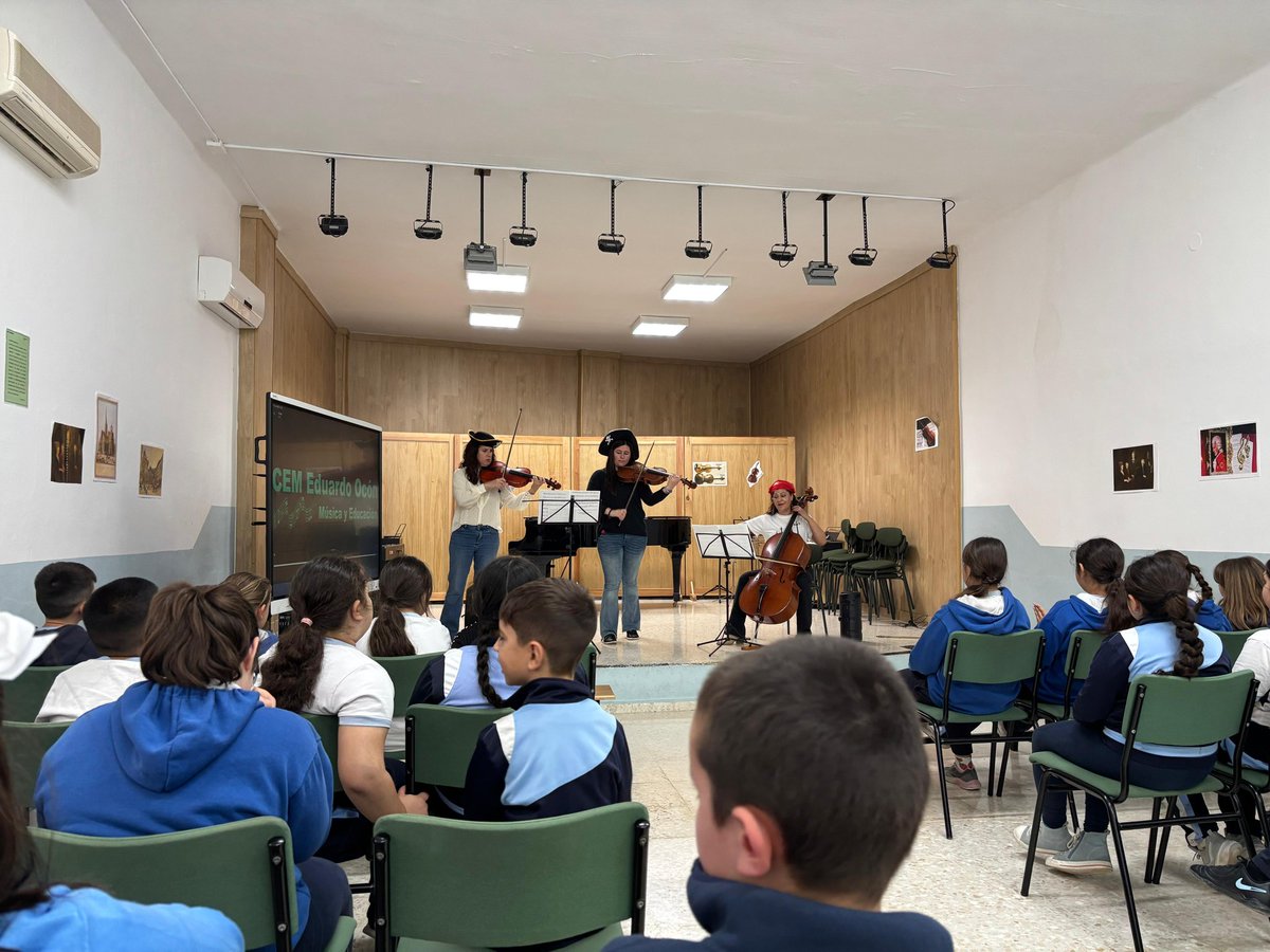 SAFAICET's tweet image. Aquí tienes más fotos de la visita esta mañana al Conservatorio Elemental de Música Eduardo Ocón.
¡Lo hemos pasado genial y hemos aprendido un montón de cosas, además de poder practicar con los instrumentos! 🎻🎺👏🏼👏🏼👏🏼😃
#YoConSAFA #FamiliaSAFA @fundacionsafa @educsi @JesuitasESP