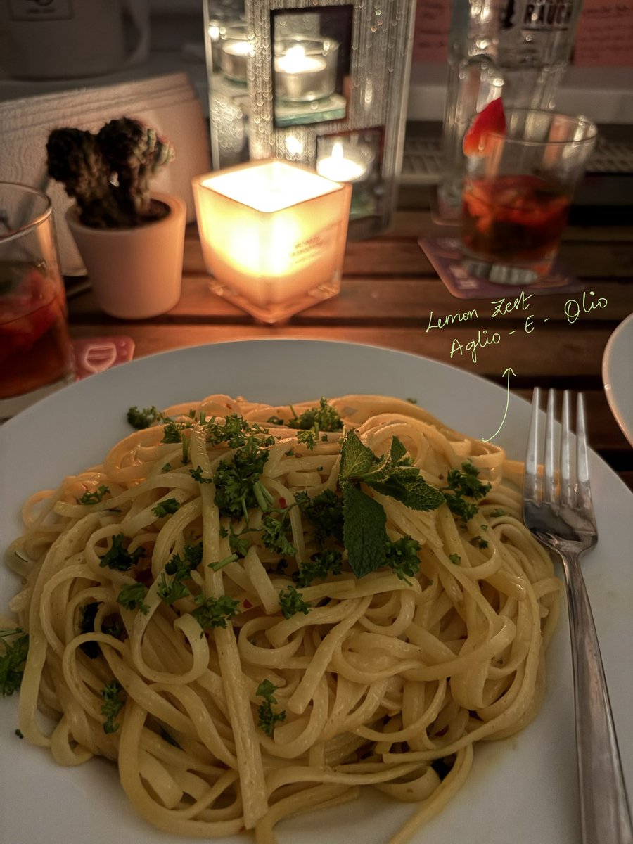 sompacket's tweet photo. Got bored and decided to turn an ordinary night into a little gourmet experience at home…  ✨🍓🍝🕯️🍧🍹 https://t.co/8QxCo6gBBh