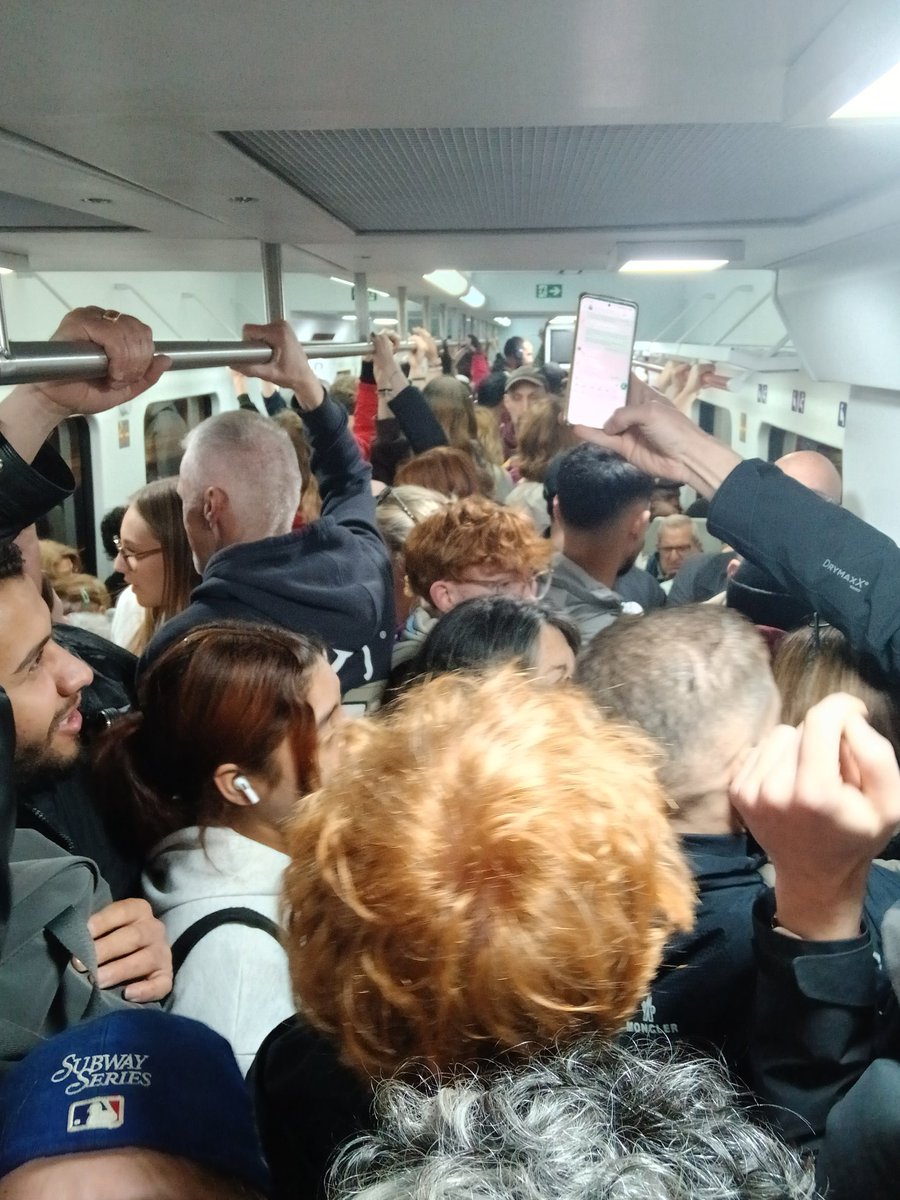 galatea2's tweet photo. Esto es lo que pasa en la línea del Maresme. Un día sí y otro también.
@rodaliesrenfe @rod1cat @gencat @transports_cat No hay palabras https://t.co/SKd2wK3Jlq