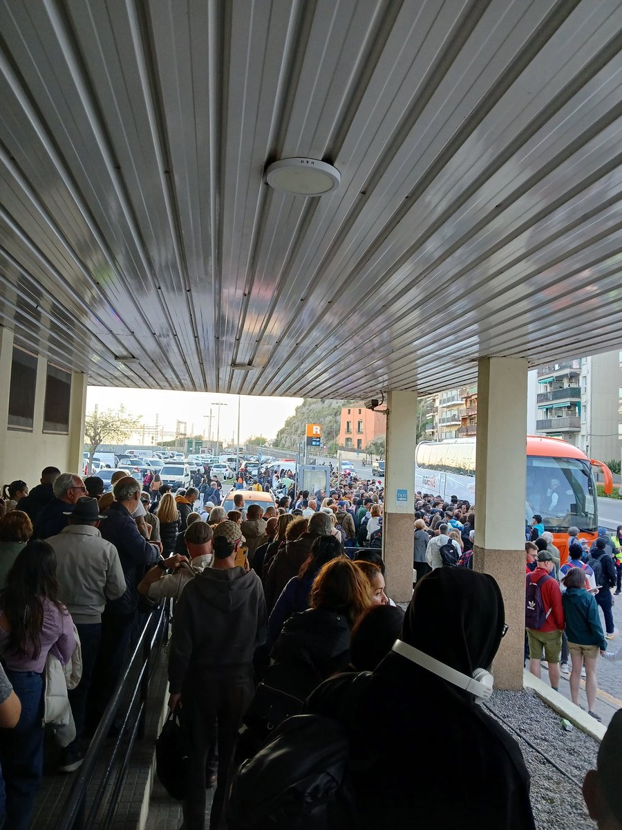 galatea2's tweet photo. Esto es lo que pasa en la línea del Maresme. Un día sí y otro también.
@rodaliesrenfe @rod1cat @gencat @transports_cat No hay palabras https://t.co/SKd2wK3Jlq
