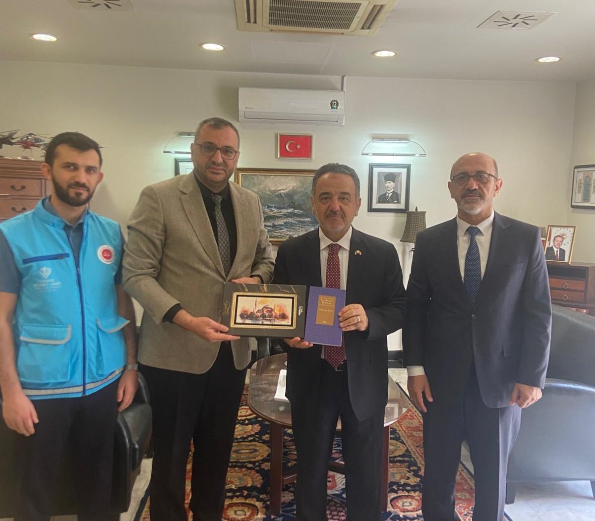 TDV Türkiye Bursları Uluslararası Öğrenci Mülakatları kapsamında bulunduğumuz Pakistan'da nazik kabulleri, ilgi dolu sohbetleri ve misafirperverlikleri için Sayın Büyükelçimiz İrfan Neziroğlu Beyefendi'ye çok teşekkür ederim.