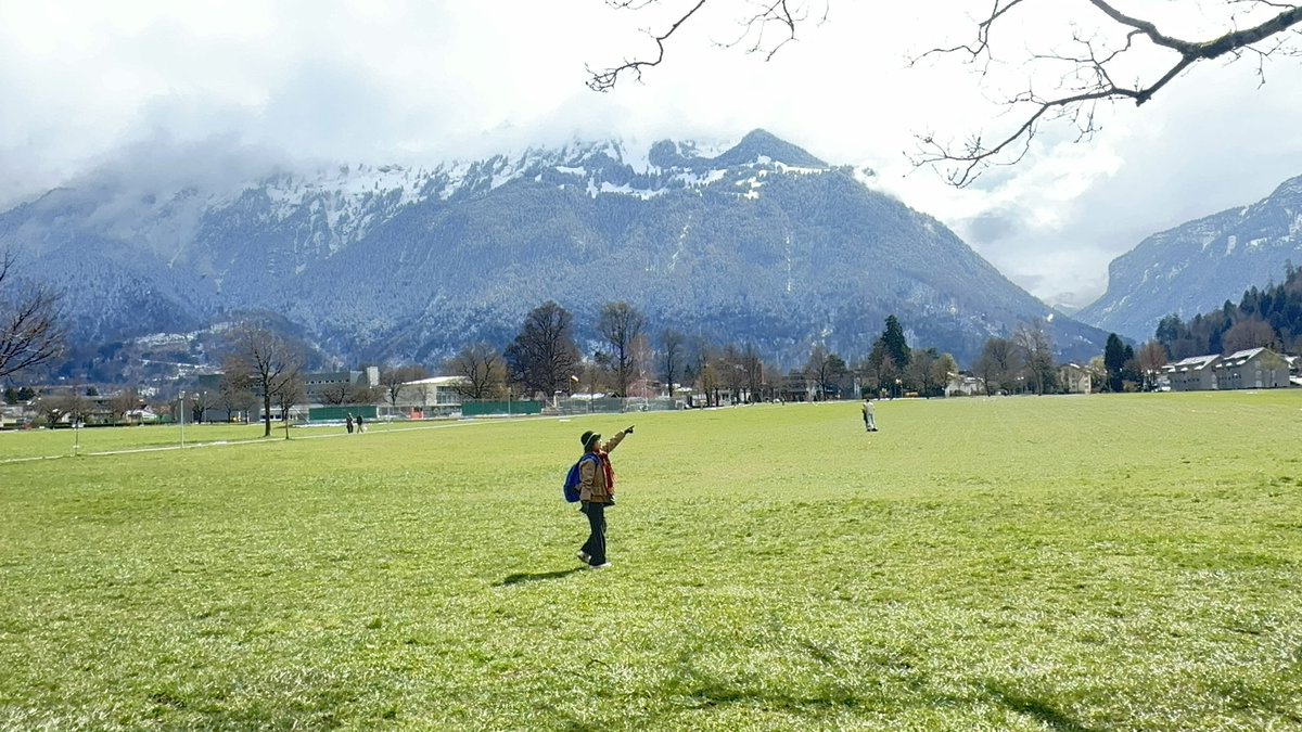 3月29日从菲斯特雪山下来后，我们来Beatenberg小镇‌逗留了一会儿，马上被这个小镇绝美的的风光给迷住了，看看远处的雪山，走走雪山下大草坪，有许多悠闲的人们，或在溜狗、或玩滑翔机，还有咖啡店露天咖啡座也坐满了人，我们逛逛小街，小镇虽小，商店也挺多的，这个美好的瑞士小镇将被我深深留在记忆中