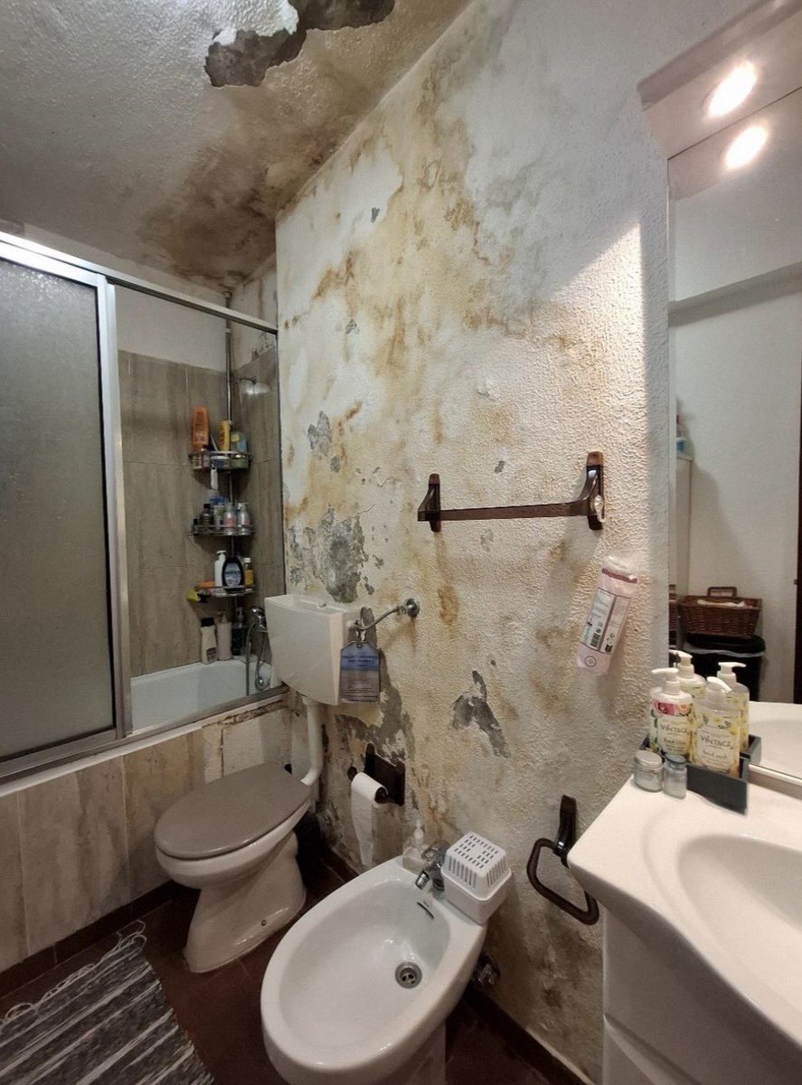 joao_ferreira33's tweet image. A inquilina desta habitação camarária queixou-se pela 1ª vez de uma infiltração na casa-de-banho em dezembro 2023. Seguiram-se +2 anos de contactos com a Gebalis e a @CamaraLisboa. Sem resposta. Até que a casa ficou neste estado. Um profundo desprezo, uma miserável gestão.