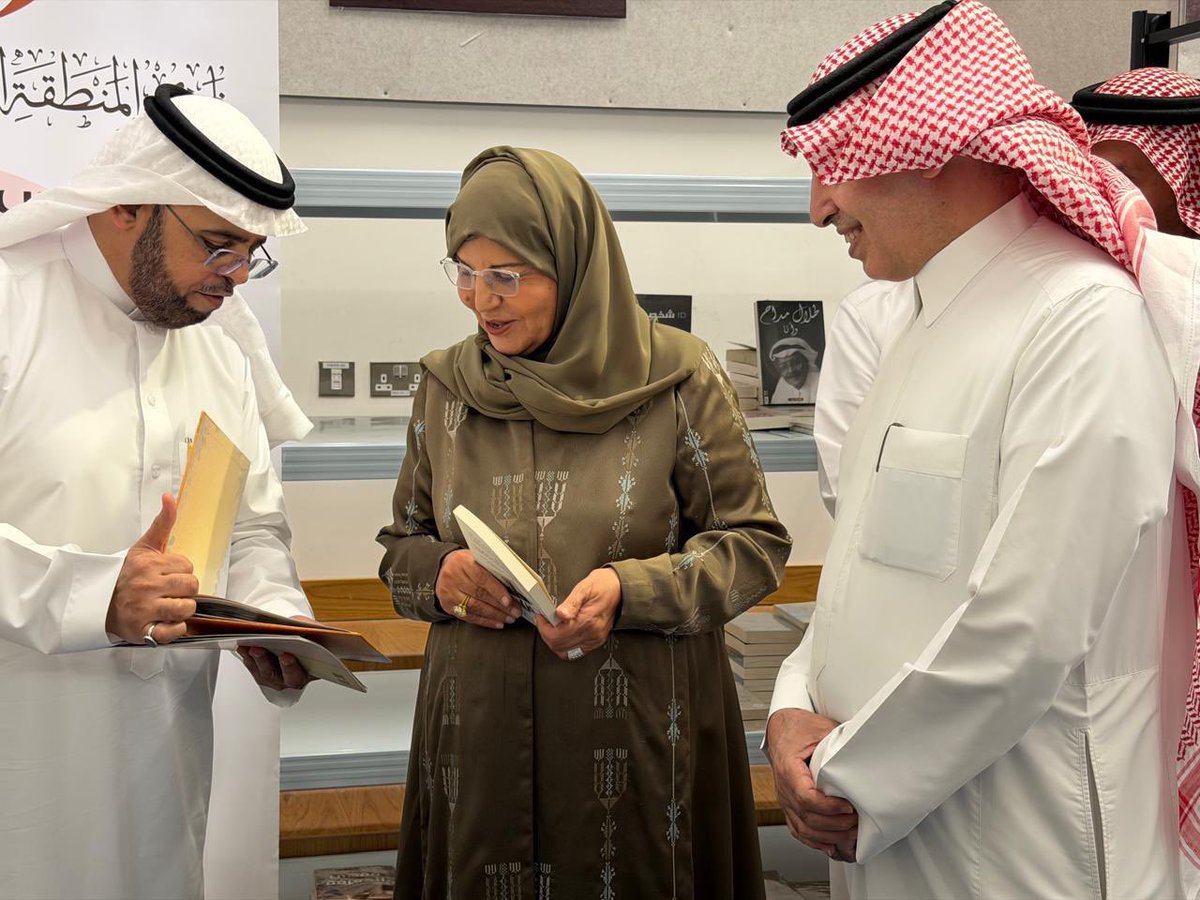 رئيس مجلس إدارة نادي المنطقة الشرقية الأدبي د. محمد بودي
أ.عائشة العفالق المدير العام لمدارس الأنجال الأهلية فرع الشرقية أ.لطيفة العفالق المؤسس للأنجال • #منتدى_إعلاميات_الشرقية بمناسبة #اليوم_العالمي_ #للكتاب