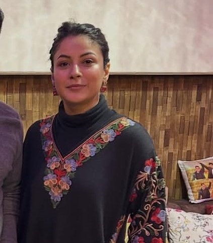 I just noticed this and ....................... kinda sukoon ? Idk what to say , it's been a long time since anything like this , i froze for a moment . SNSHKH ?❤️‍🩹 
#sidnaaz #shehnaazgill #sidharthshukla