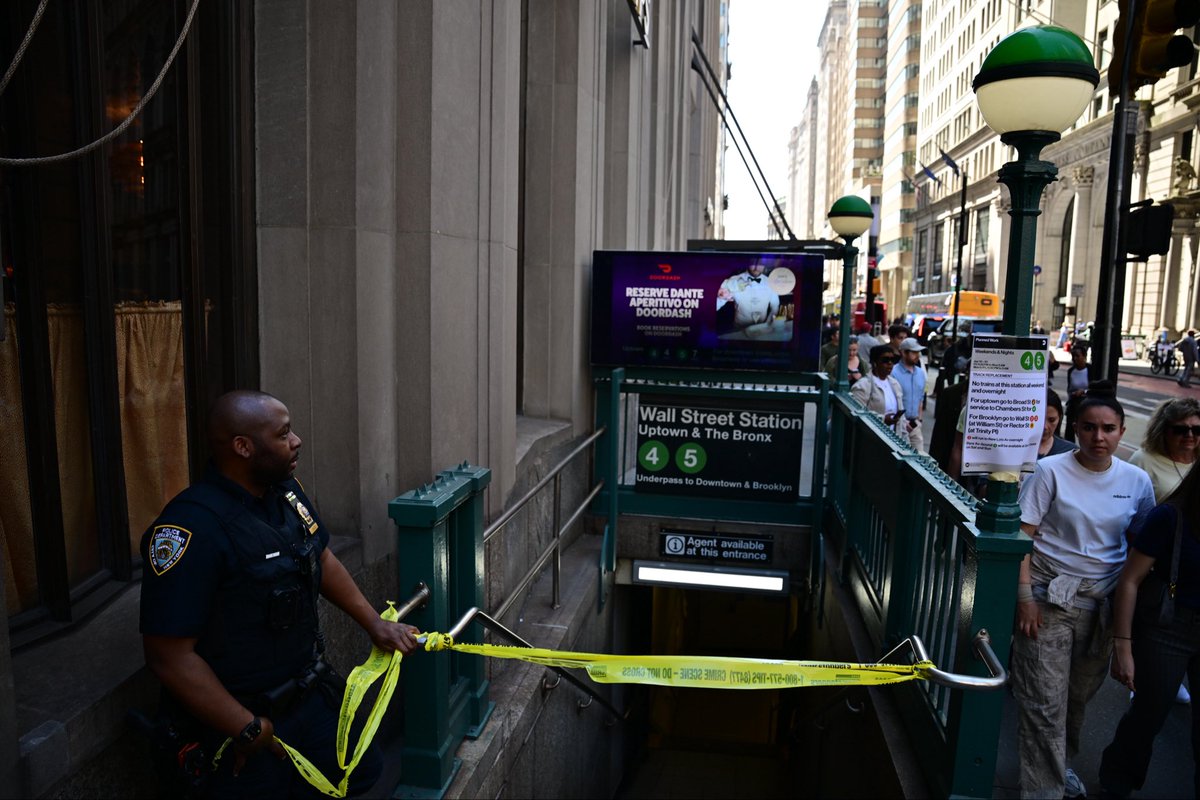 Lloydphoto's tweet photo. Photos: Transit Police Investigate a stabbing at the Wall Street Station following an attempted robbery on Tuesday afternoon. #LloydMitchellPhotography #NYPD #Photojournalism #Manhattan #AMNewYork https://t.co/JB08d90fpI