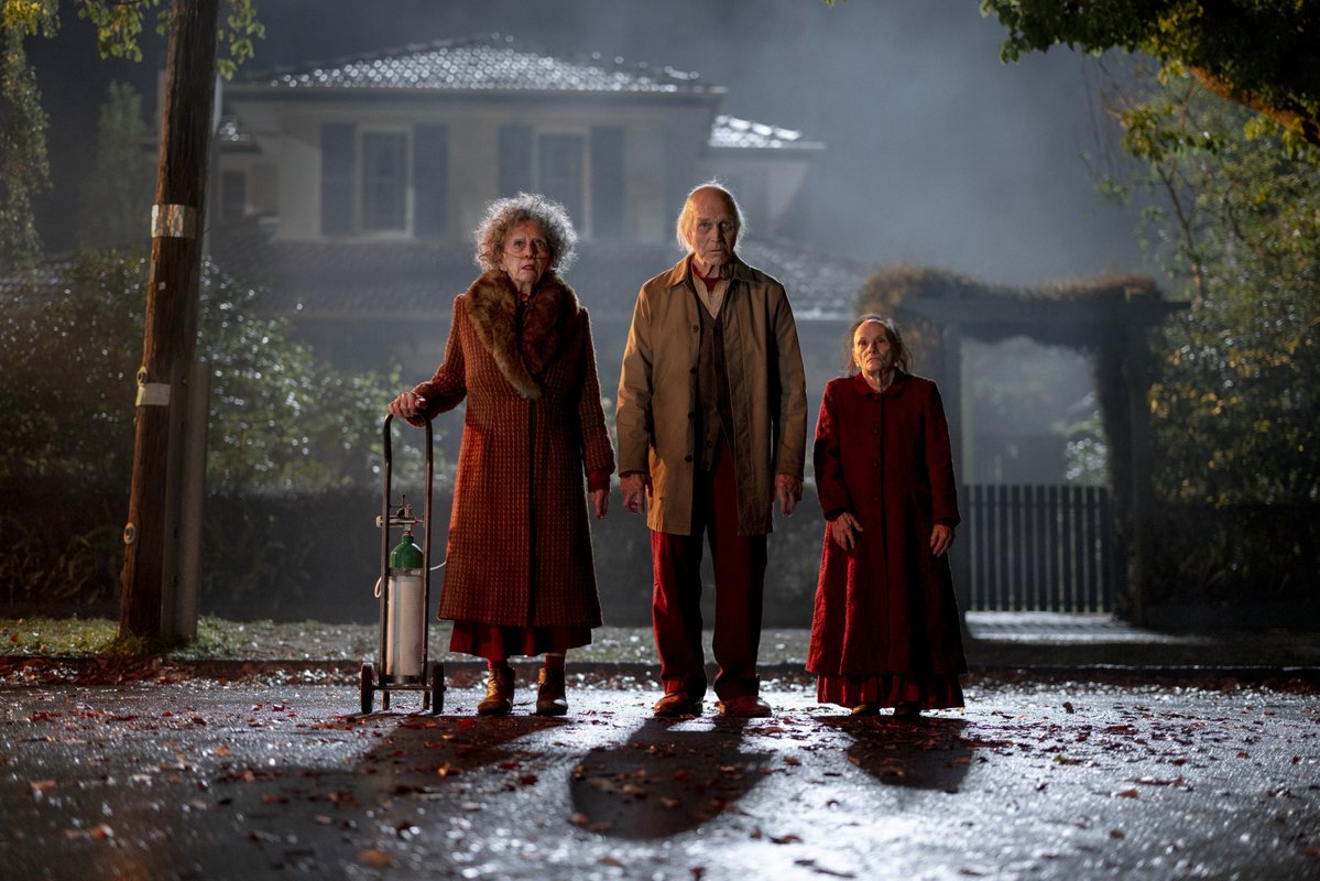 zombyte_oficial's tweet image. ¡EL MÁS ALLÁ VIENE POR NOSOTROS! 🚪

Nuevo vistazo a #Insidious: Out of the Further. Esta vez, los demonios se abren paso hacia el mundo real. 👻🕯️

¿Qué tal esta nueva vuelta de tuerca para la franquicia? #InsidiousOutOfTheFurther