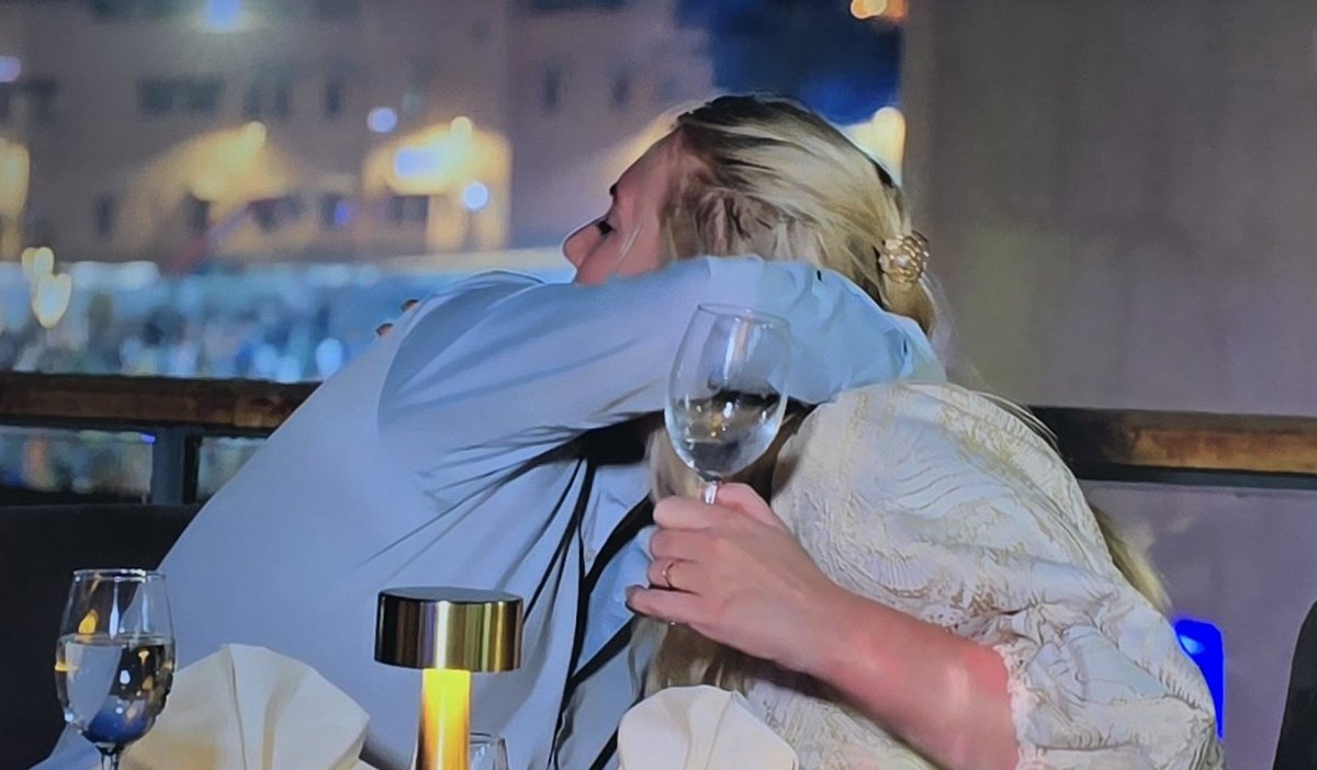 JoyceDFoto's tweet image. Heel ongemakkelijk. Zet dat glas even neer #Joyce #mafsnl #marriedatfirstsight #mafs