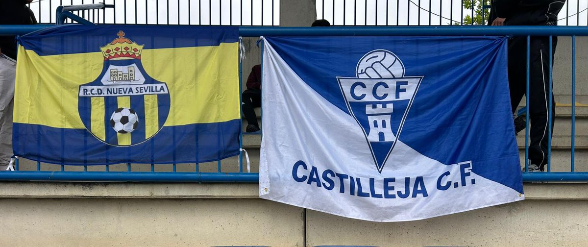RCDNuevaSevilla's tweet photo. 📸 El pasado fin de semana, se vió esta imagen tan bonita en la grada de nuestro estadio. Las banderas juntas, de los dos equipos de nuestro pueblo. @RCDNuevaSevilla y @castilleja_cf 
#sentimientoauriazul https://t.co/GlWX4n78lP
