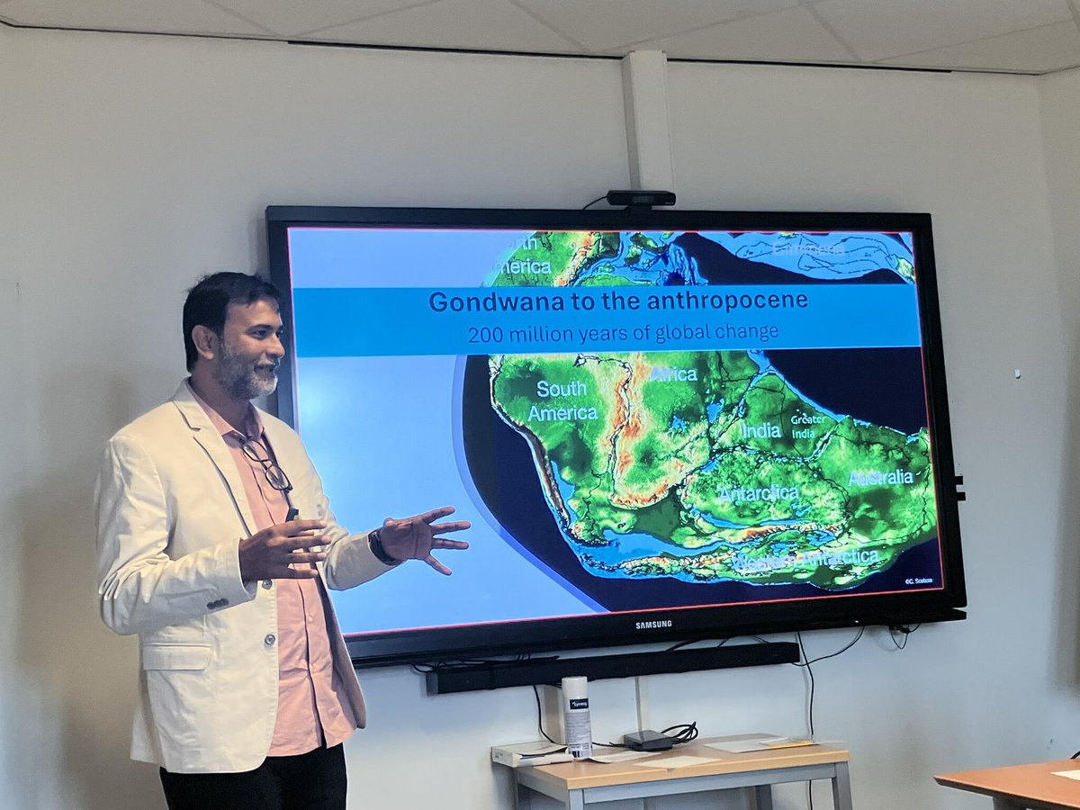 LabRajeev's tweet photo. At the Open University of the Netherlands @OU_Nederland #Herleen talking about aquatic conservation and governance in southern India!
Thanks to a mobility grant from @uhasselt @MPM_Vanhove @KmentovaNikol https://t.co/PU6YrteCdz