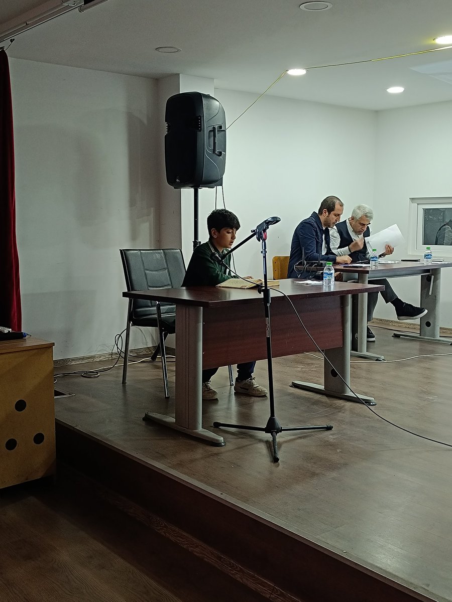 Smhboo21's tweet photo. Yenişehir ortaokul erkekler kategorisi Kur'an-ı Kerim'i güzel okuma yarışması okulumuzda düzenlendi. @YenisehirMEM @Diyarbakirmem https://t.co/v9M45Ug4xE