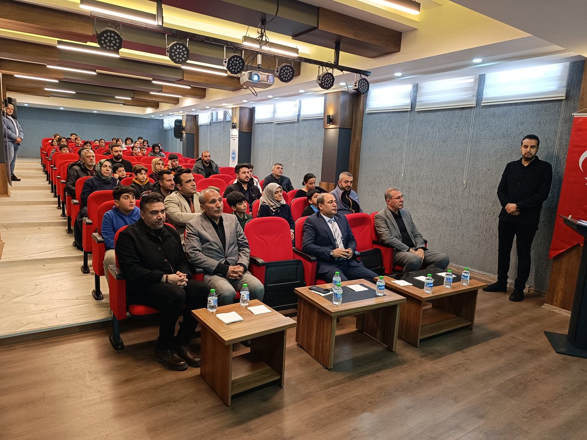 Smhboo21's tweet photo. Yenişehir ortaokul erkekler kategorisi Kur'an-ı Kerim'i güzel okuma yarışması okulumuzda düzenlendi. @YenisehirMEM @Diyarbakirmem https://t.co/v9M45Ug4xE