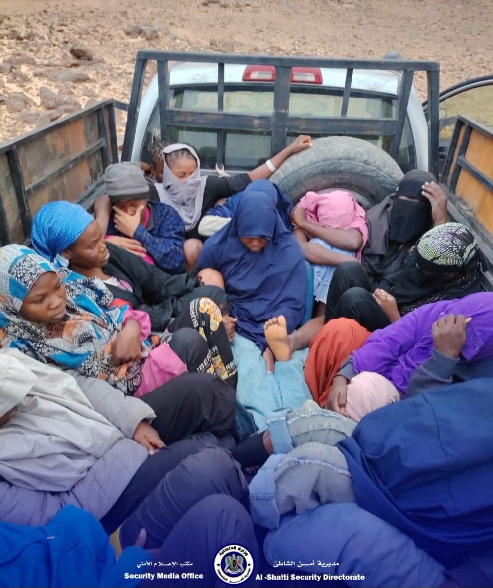 rgowans's tweet image. #Libya 14.04.26 - Police during desert patrols intercepted a vehicle carrying 23 undocumented #migrants incl. women &amp;amp; children of sub-Saharan nationalities. All transferred to Al-Shatti Security Directorate pending DCIM notification. #migrantcrisis #DontTakeToTheSea