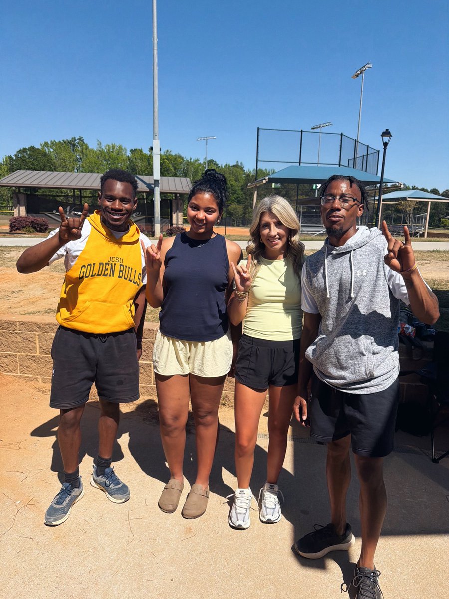 MckinleeT2027's tweet photo. Great Saturday spent watching JCSU softball with @arianabattle11. Ready to be on that field representing the gold and navy. @CoachMckenzie2 @coachmckenzieG @jcsusoftball https://t.co/oDK9QYCnhf