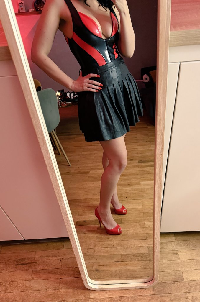 EsmeraldaDeesse's tweet photo. Latex + cuir = combo parfait ⭐️
Une préférence entre les deux ? https://t.co/IVWjLQIHG6