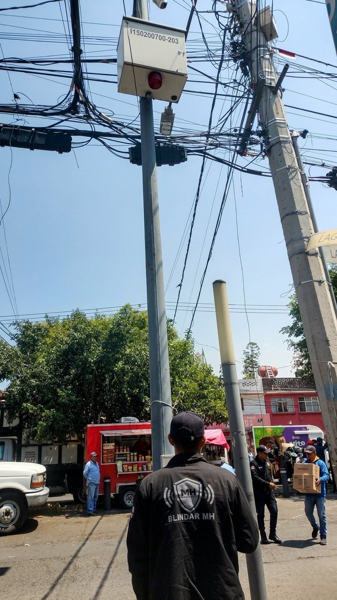 BlindarMH's tweet photo. Esta mañana el personal de la #CSCMH acudió a las colonias Ampliacion Popo y Observatorio de la @AlcaldiaMHmx , para verificar el correcto funcionamiento de las cámaras de vigilancia de la demarcación.
@mauriciotabe
@GomezZalce
#BlindarMH 🛡️ https://t.co/GfNozCYdoC