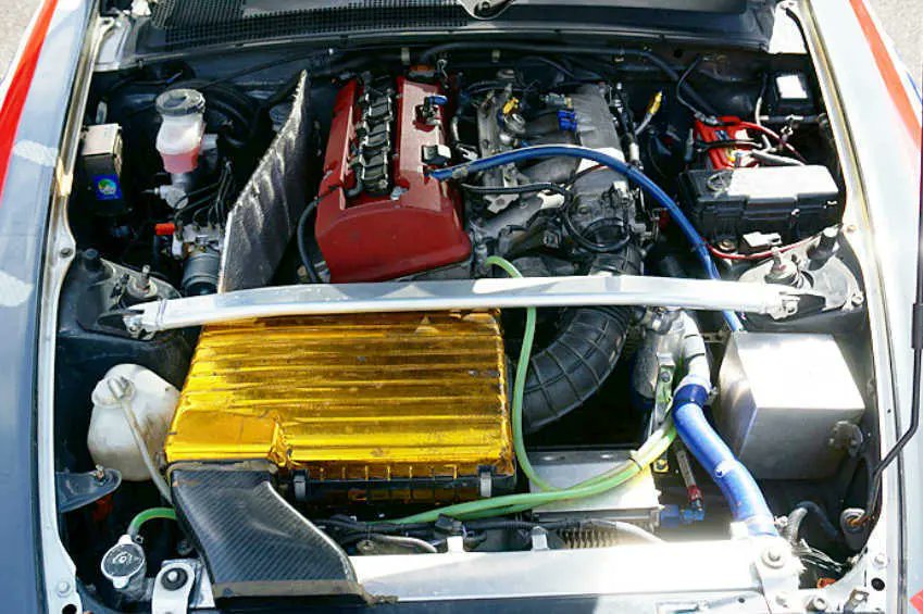 <a href="/H1d3S/">ひで　えすに”GRAZIE VALE! #46”</a> S耐車両になるとカットして取り付けしてるんですよね
レギュレーション的にエアクリーナーボックスの加工NGなのか、吸入効率のためなのか…