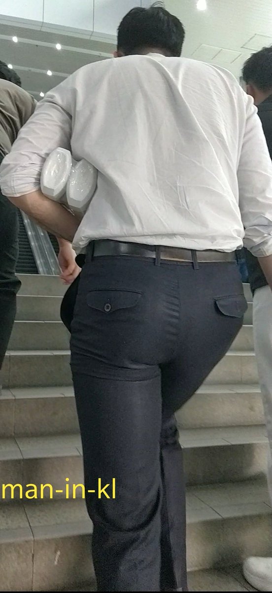 kenwuken21's tweet photo. Admiring his shiny slacks when he walks up the stairs. While the rest of the other colleague choose not to wear slacks. Guess I'll give all my attention to him

➡️More photos and Videos ➡️ https://t.co/kUSFdMCA6U #execbutt #maninkl https://t.co/DAMMFII4zE
