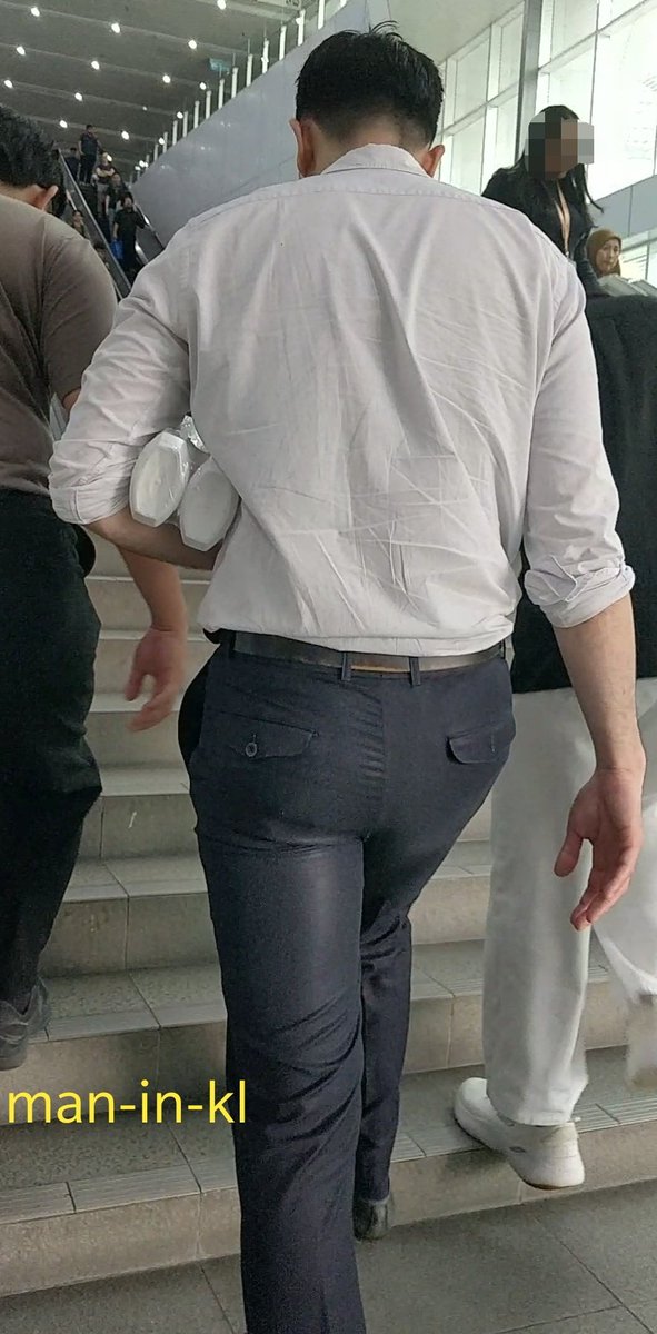 kenwuken21's tweet photo. Admiring his shiny slacks when he walks up the stairs. While the rest of the other colleague choose not to wear slacks. Guess I'll give all my attention to him

➡️More photos and Videos ➡️ https://t.co/kUSFdMCA6U #execbutt #maninkl https://t.co/DAMMFII4zE