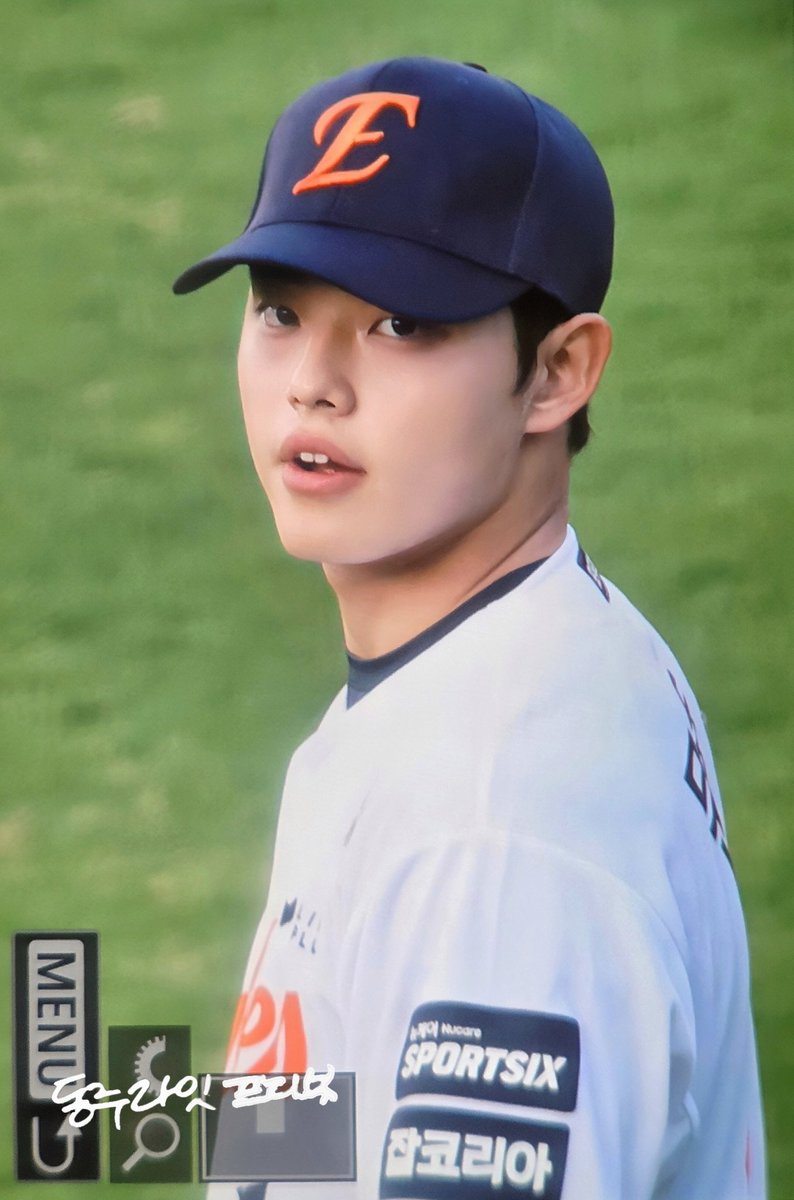 Dongjoolight's tweet photo. 어제 몸풀때 기부니 좋아보임
#한화이글스 #문동주 https://t.co/INuZ4tAyVC