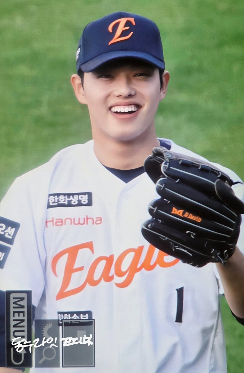 Dongjoolight's tweet photo. 어제 몸풀때 기부니 좋아보임
#한화이글스 #문동주 https://t.co/INuZ4tAyVC
