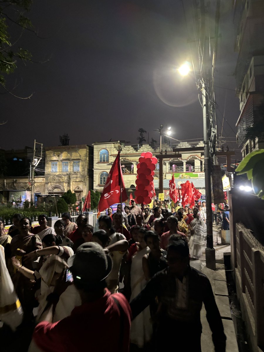 আমাদের কমরেড শুভদার সমর্থনে হওয়া মিছিলে মানুষের স্বতঃস্ফূর্ত অংশগ্রহণ চোখে পড়ল।

ডাক একটাই…… ফেরাতে হাল ফেরাও লাল ❤️