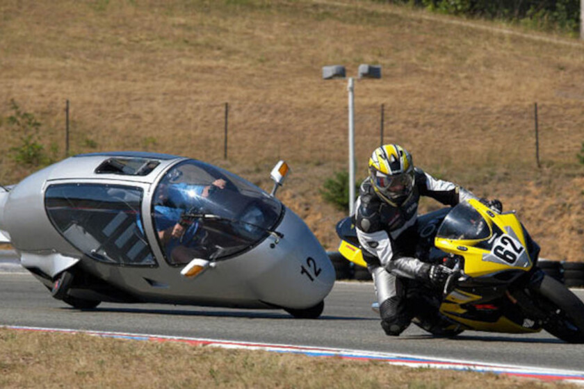 motorpasion's tweet photo. BMW ha tenido la idea más loca de su historia: una moto carenada como una cápsula y con ocho ruedas para evitar caídas https://t.co/WDlkPqYeS4 https://t.co/uveonpTUlO