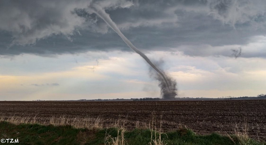 PappenheimWx's tweet photo. OH MY GOD! Insane tornado just now east of Onslow! IA! https://t.co/JV2bNuoxVE