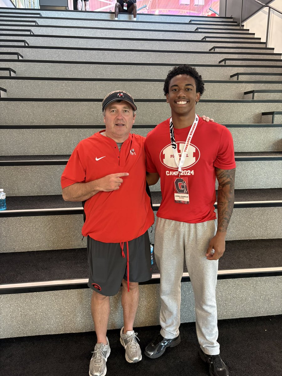 JarrellChandle2's tweet photo. #GoDawgs

Had a great day at @GeorgiaFootball today ! @KirbySmartUGA @_CoachThacker @CoachHughes56 @HallsHighSports @PennySmith_ @ChadSimmons_ @SWiltfong_ @TomLoy247 https://t.co/anhIWnjKl6