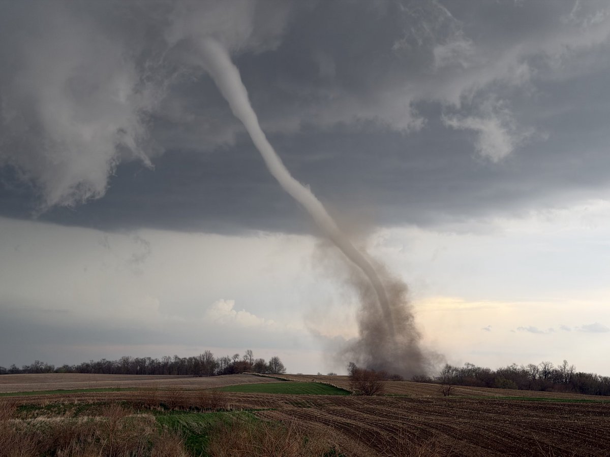 Jeff_Piotrowski's tweet photo. Tornado less than five minutes ago 3 SE of Onslow IA.#iawx @NWSDesMoines https://t.co/uuc4wKDGW9