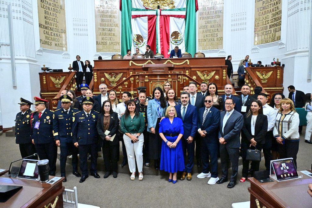 Esta mañana presente en el @congreso_cdmex en Sesión Solemne para reconocer la valentía, honor y honestidad de las personas servidoras públicas policias y policias de investigación que forman parte de las instituciones de seguridad de la Ciudad de México. Gracias <a href="/yuriri_ayala/">Yuriri Ayala</a>