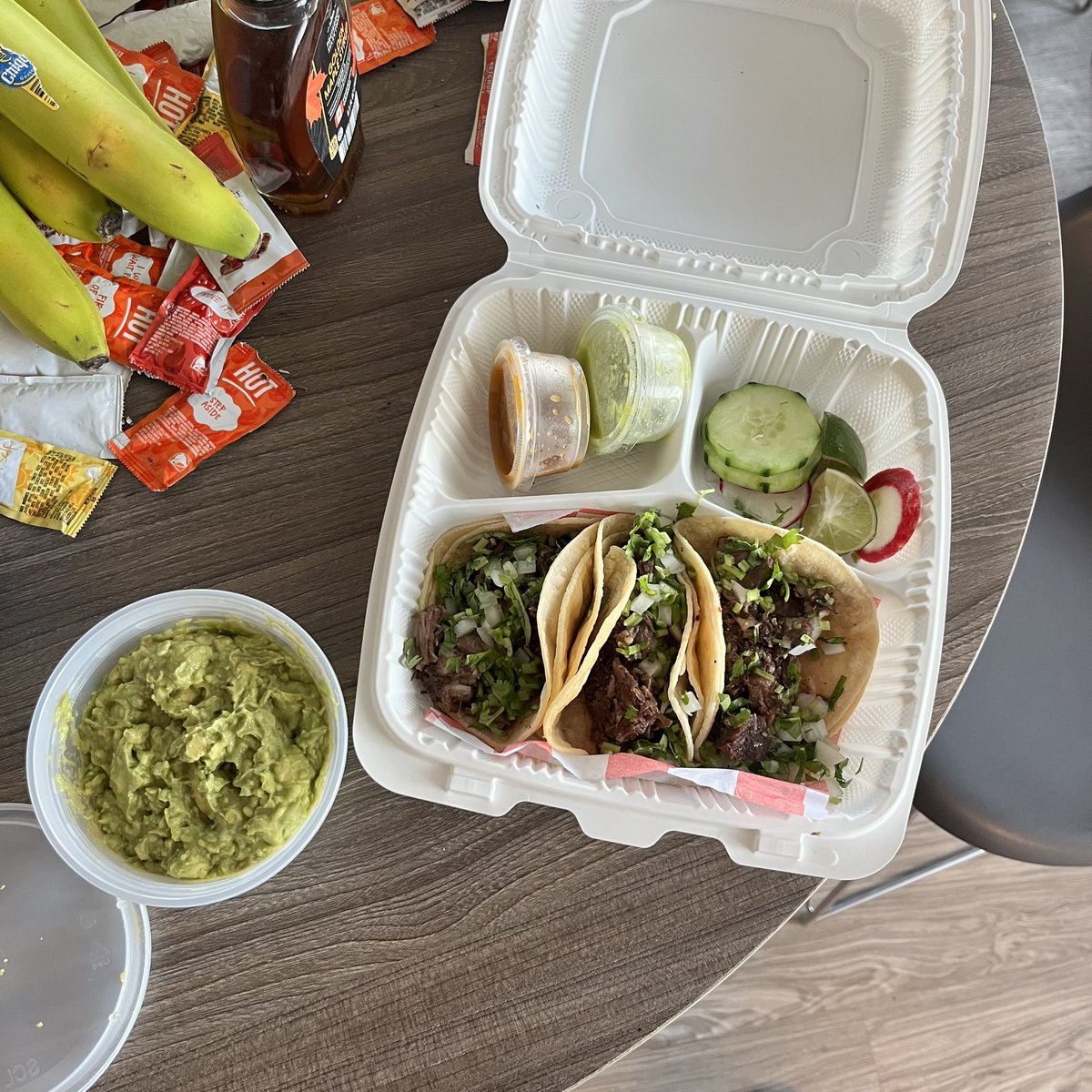 juschi11en's tweet image. Tacos de cabeza and guacamole #TACOTUESDAY #dinner