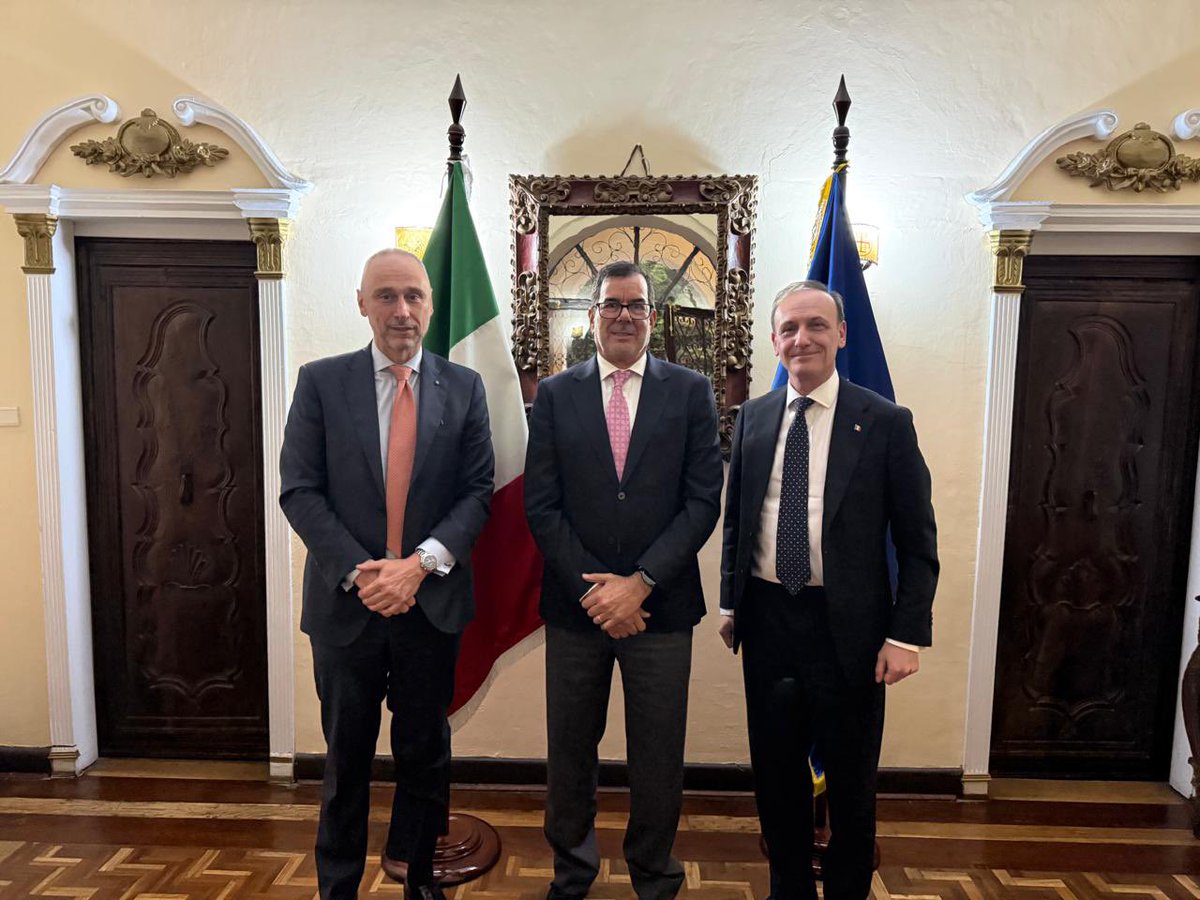 🚀 ¡BanEcuador fortalece alianzas para el desarrollo productivo!

📌 El presidente de BanEcuador, <a href="/eduardopenah/">Eduardo Peña Hurtado</a>, se reunió con el Embajador de Italia en Ecuador, Giovanni Davoli, y con Guglielmo Picchi, Presidente de SACE, para explorar mecanismos de financiamiento italiano