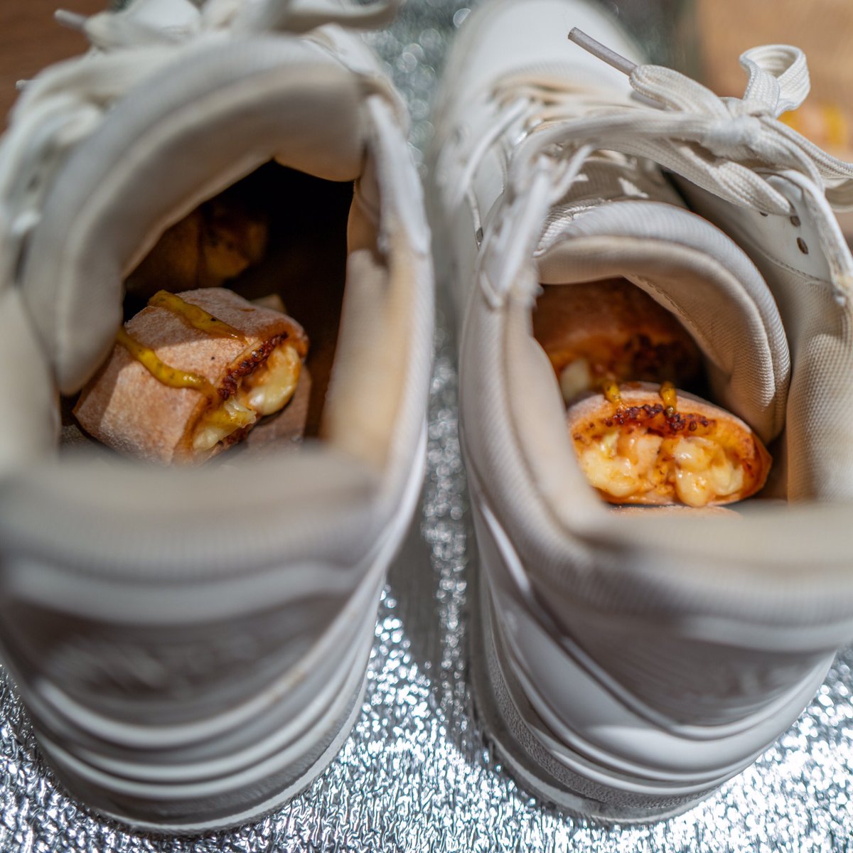 serenex_uk's tweet image. 小白鞋在浴缸泡完也干净不了太久～

有只袜子找不到只穿一只被发现～

于是被惩罚球鞋踩着午餐出门～

还被浇上油腻腻的芝士酱汁～

#LV #路易威登 #Trainer #小白鞋 #球鞋 #运动鞋 #棉袜 #白袜 #惩罚 #反差 #毁鞋 #玩鞋 #虐鞋 #白富美 #富家女 #羞辱 #羞耻 #WAM #Wet #Messy