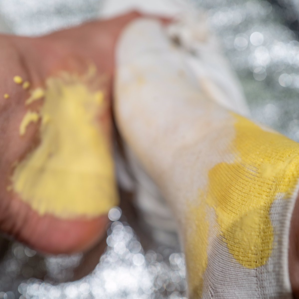 serenex_uk's tweet image. 小白鞋在浴缸泡完也干净不了太久～

有只袜子找不到只穿一只被发现～

于是被惩罚球鞋踩着午餐出门～

还被浇上油腻腻的芝士酱汁～

#LV #路易威登 #Trainer #小白鞋 #球鞋 #运动鞋 #棉袜 #白袜 #惩罚 #反差 #毁鞋 #玩鞋 #虐鞋 #白富美 #富家女 #羞辱 #羞耻 #WAM #Wet #Messy