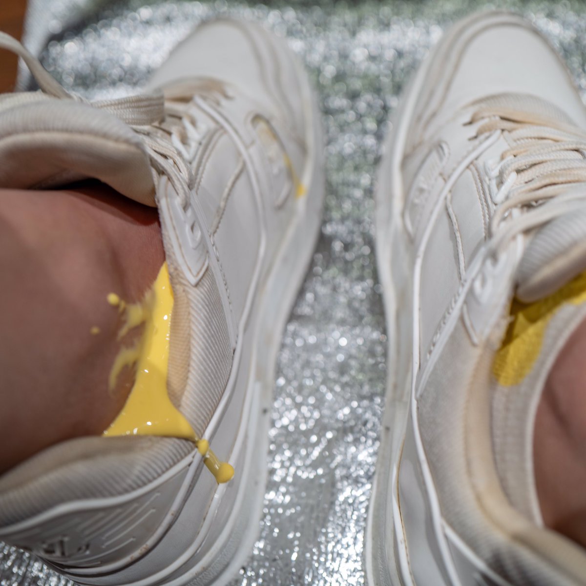 serenex_uk's tweet image. 小白鞋在浴缸泡完也干净不了太久～

有只袜子找不到只穿一只被发现～

于是被惩罚球鞋踩着午餐出门～

还被浇上油腻腻的芝士酱汁～

#LV #路易威登 #Trainer #小白鞋 #球鞋 #运动鞋 #棉袜 #白袜 #惩罚 #反差 #毁鞋 #玩鞋 #虐鞋 #白富美 #富家女 #羞辱 #羞耻 #WAM #Wet #Messy