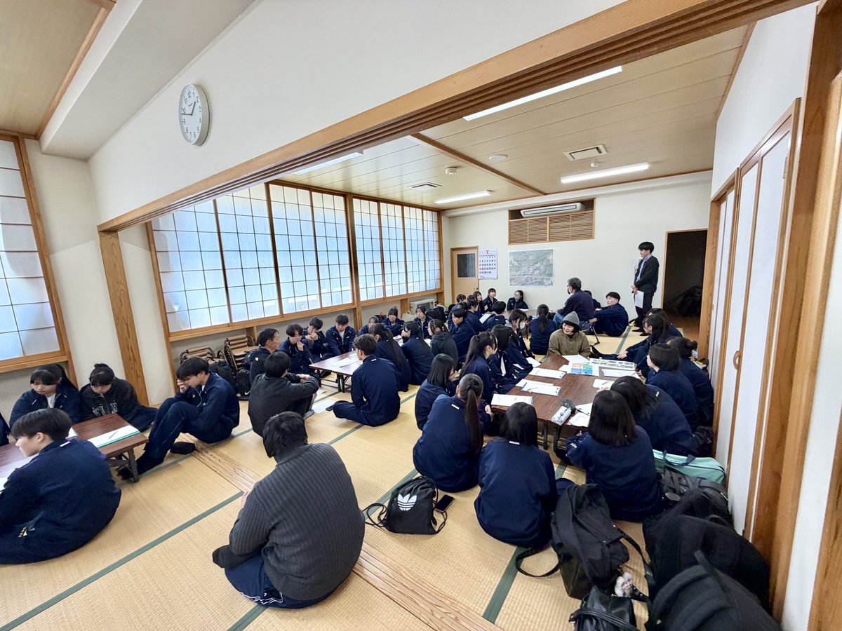 ayateck's tweet photo. 2026年4月14日は、酒田南高等学校 特別進学コース（１〜３年生 合計109名）の校外研修を、大沢地区での「豪雨災害の被害・復旧・復興 視察研修プログラム」の一環として受け入れいたしました。酒田南高等学校が主催し、合同会社COCOSATOが企画・運営、大沢コミュニティ振興会と大沢住民の皆さんが協力・後援していただき実施いたしました。

まずは大沢コミセン体育館にて、合同会社COCOSATO代表・阿部彩人より大沢地区の被害状況・復旧・復興に向けた活動・課題に関する講演・映像上映と質疑応答。４月より大沢地区の集落支援員として着任された兵藤ひとみさんより、農村RMO「大沢わぐわぐ未来協議会」での活動についてのお話もいただきました。

「大沢わぐわぐ未来協議会」事務局で東京在住のコピーライター・山添綾子さんが作った、大沢地区のスローガン「みんなでつくる、あたらしいふるさと」の言葉も、生徒にやさしく強く響いたように感じ、生徒の皆さんから質問もたくさん挙がり、嬉しかったです。

その後、大沢地区の復興支援の気持ちも込めて、全員で大沢「大」文字音頭を踊っていただき、酒田南高校の生徒、先生、大沢住民やスタッフなど約130名ほどが一体となった瞬間でした。

そして、豪雨災害で橋につながる道路が大きく崩落し、まだ復旧・架替まで早くても３年ほどかかる予定の君畑橋周辺の被災状況視察を行いました。現場を目の当たりにして、豪雨災害による被害の甚大さを肌で感じていただき、生徒の驚きや、その被害に真剣に向き合う反応が見られました。

昼休みには、コミセンの周りで「大」文字音頭を練習して踊る女子生徒の姿も見られて嬉しかったです。

午後からは、大沢コミセンの第１〜第３会議室にて、８グループに分かれて大沢住民との対話。それぞれのグループに、大沢住民や、協力隊の備前元太さん、集落支援員の相蘇弥さんや兵藤ひとみさんも入っていただき、生徒からの質問にお答えしました。最後に「大沢地区で自分がこんなことができるかも？こんなことをやってみたい！」ということもグループ内で１人ひとり発表していただきました。様々な案が出て、大沢地区に関わろうという生徒の皆さんの気持ちがとても心強く、嬉しく感じました。

昨年度、庄内総合支庁の若者「庄」学校事業で大沢地区の課題解決を考えて発表してくれた現・２年生の皆さんや、じゅんさい沼での雑草取りボランティアに参加された生徒の皆さん、大沢「大」文字の７色のライト色配置デザインに応募された生徒の皆さんや、昨年、投票で最優秀賞に選ばれたデザインを考えた生徒もいました。

大沢地区での酒田南高校の研修受け入れや交流・つながりは長年続いており、今年も大沢地区で校外研修することを決めてくださった酒田南高等学校の皆さんに感謝です。そして、今回ご協力いただきました大沢住民や協力隊・集落支援員の皆さん、ありがとうございました！もっけでした！

このつながりから、また大沢地区に高校生が関わりながらの新たな取り組みやプロジェクトが形になっていきそうで、とても楽しみです。今後とも宜しくお願いいたします！

昨日4月14日夜の山形テレビ（YTS）さんの県内ニュースでも取り上げていただきましたので、その映像を見られるWebニュースのURLは以下になります。
https://t.co/1QSUuldeuj
ご取材いただきましたテレビ局、新聞社の皆様、ありがとうございました！

大沢地区での「豪雨災害の被害・復旧・復興 視察研修プログラム」は、合同会社COCOSATOのWebサイトで申込受付しており、今回のように学校や企業・団体等での大人数での受け入れも可能です。お気軽にメッセージ等でもお問い合わせください！
https://t.co/niWWzE1wo2