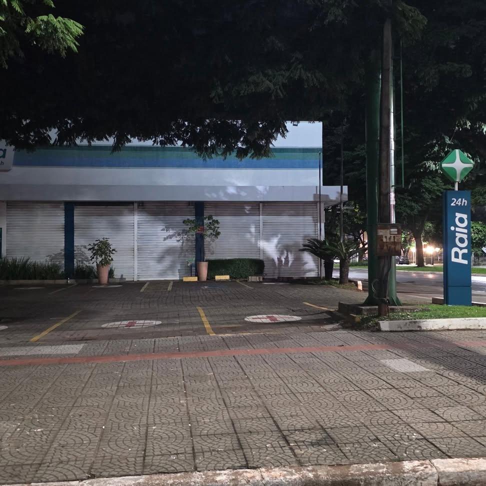 achadosviraisof's tweet photo. A drogaria Taia tem um conceito interessante de 24h. Eu só queria entender a lógica https://t.co/tm8C3ydcIT