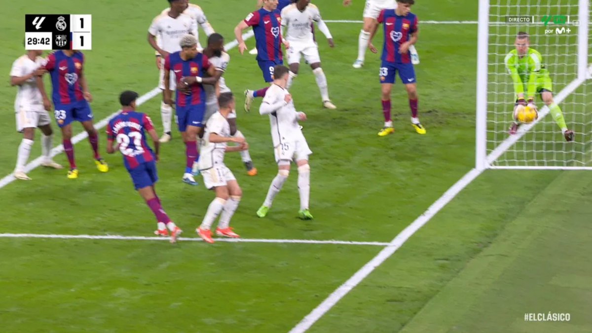 Alfredobm14's tweet photo. @RickyM3010 @edp @FCBarcelona Te pongo las dos imágenes para que con esa cosa que llamas cerebro te llegues a imaginar dónde esta la pelota en la primera imagen (que te lo tenga que explicar como niño chico manda huevos xd) 
Ya deja de hacer el ridículo, de verdad xd https://t.co/ebFQYDzhcP