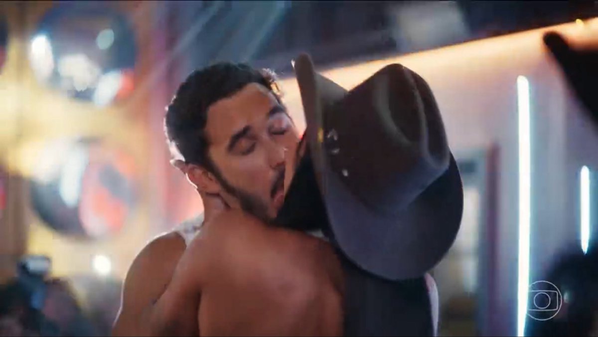 favlombardi's tweet image. Ana Castela tascou a língua no beijo. Ela não é atriz, falaram para beijar e ela beijou. KKKKKKKKKKKKKKK #CoraçãoAcelerado