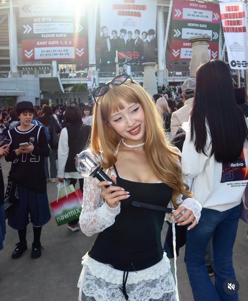 day is seeing bts 🪭 tweet media