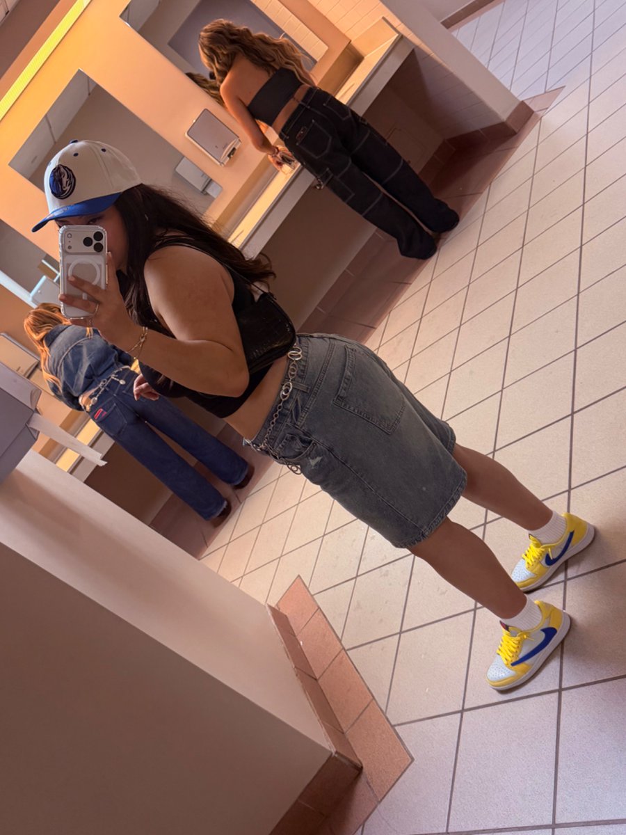 d_blxncx's tweet photo. una bad bish girl de lo 90’s https://t.co/Hh0GxZGLXt