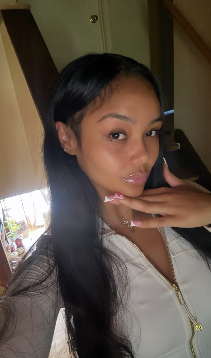 Gabrielaroseeee's tweet photo. Nun but lipgloss💓 https://t.co/1My3EEhTxW