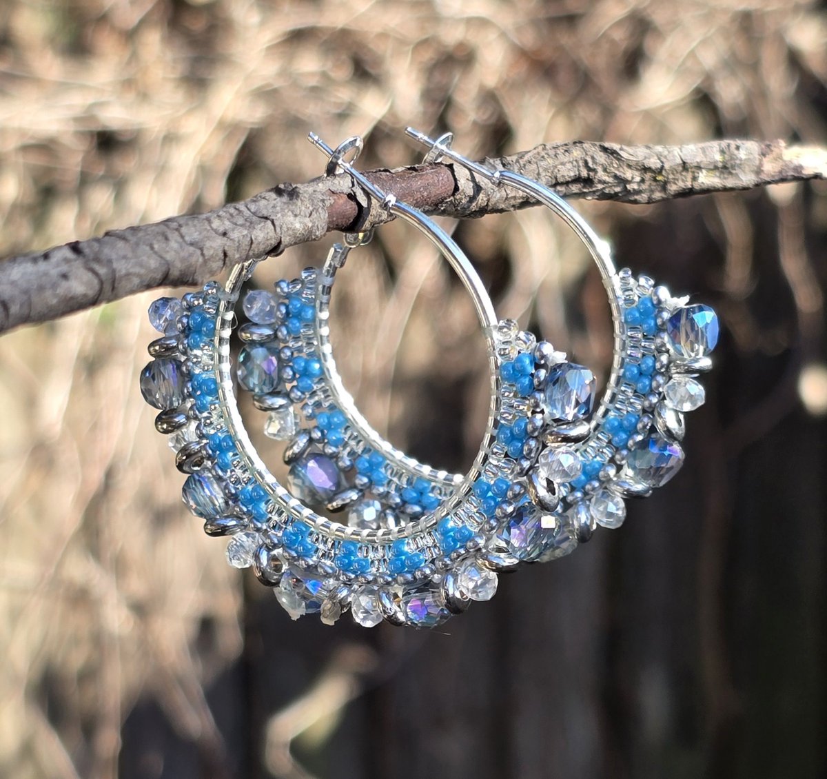 beauxbeautyblog's tweet image. Frost Queen... beaded hoop earrings available in my Et$y shop @ tidd.ly/6414bf00 w/ FREE US shipping! Qagaasakuq- thank you for looking! ❄️ #AlaskaNative #FirstNations #NativeMade